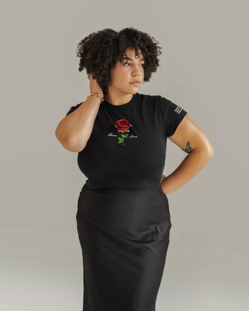 Black Short Tee – In Between Bloom (+1 Flower)